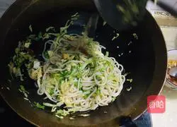 Illustration of how to make fried rice noodles with lotus vegetables and eggs 11