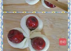Illustration of how to make red date flower rolls 9