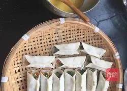 Illustration of how to make vegetarian pot stickers 3
