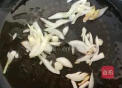 Illustration of how to make shredded pork pancakes 6