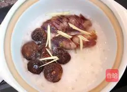 Illustration of how to make mushroom and sausage claypot rice 5