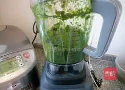 Illustration of making rose roll 2