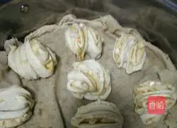 Illustration of how to make multi-layered fragrant flower rolls 6