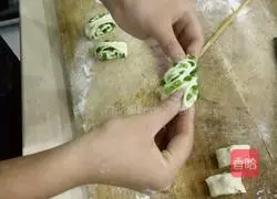 Illustration of how to make scallion rolls 11