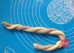 Illustration of how to make lollipop flower rolls 11