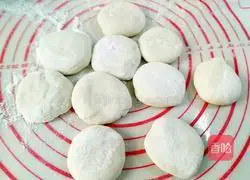 Illustration of how to make mutton stuffed pot stickers 5