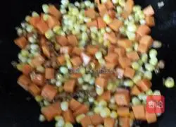 Illustration of how to make carrot and corn braised rice 5