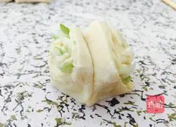 Illustration of how to make onion-flavored flower rolls 10