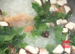 Illustration of how to make mushroom and chicken porridge 9