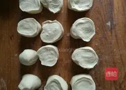 Illustration of how to make mutton and leek box 3