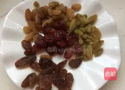 Illustration of how to make wolfberry cornmeal cake 8