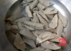 Illustration of how to braise gluten in oil 1