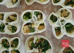 Illustration of how to make ice-skin leek, egg and scallop pot stickers 9