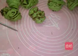 Illustration of how to make meat floss rolls 1