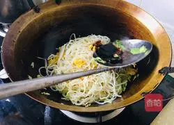 Illustration of how to fry millet rice noodles 7