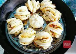 Illustration of how to make scallion rolls 8