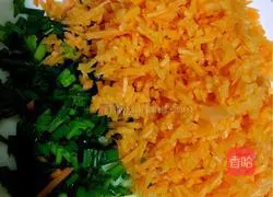 Illustration of how to make meat-filled carrot rolls 3