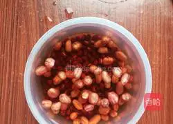 Illustration of how to make red bean, peanut and black rice porridge 1