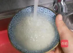 Illustration of how to make red dates and peanut rice porridge 3