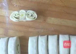 Illustration of how to make halal homemade flower rolls 4