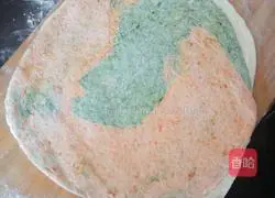 Illustration of how to make three-color flower rolls with braised vegetables 5