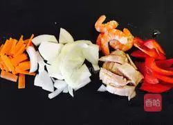 Illustration of how to make shrimp, bacon and cheese baked rice 1