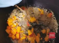 Illustration of how to make pumpkin ten-grain rice porridge 6