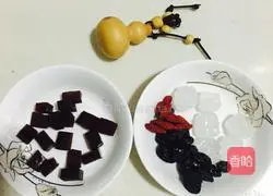 Illustration of how to make hawthorn and sorghum rice porridge 1