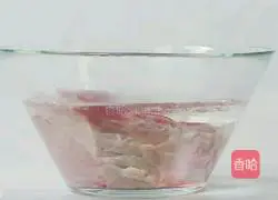 Illustration of how to make beef cold noodles 1