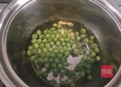 Illustration of how to make salmon and sesame rice balls 2