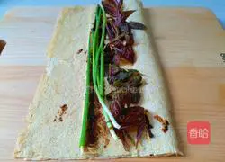 Illustration of how to make pancake rolls with Chinese toon sprouts 4