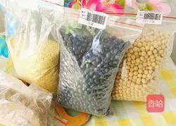 Illustration of how to make black bean, soybean and millet porridge 1