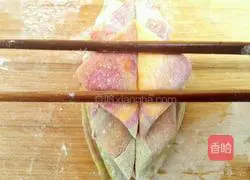 Illustration of how to make colorful large flower rolls 12