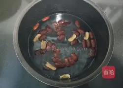 Illustration of how to make black glutinous rice and red date porridge 7