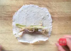 Illustration of how to make spring rolls with onion and shredded pork 8