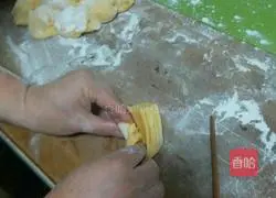 Illustration of how to make pumpkin flower rolls 10