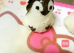 Illustration of how to make penguin rice balls for children 6
