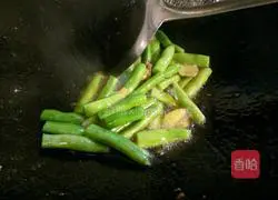 Illustration of how to make braised noodles with shredded chicken and beans 5