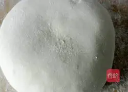 Illustration of how to make pot stickers stuffed with pork and chives 4