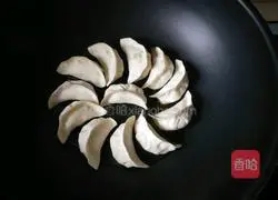 Illustration of how to make fried pot sticker dumplings 6