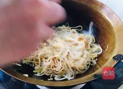 Illustration of how to fry millet rice noodles 8