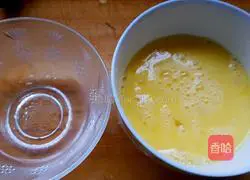 Illustration of how to make spring roll skins 2