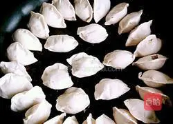 Illustration of how to make pot sticker dumplings 2