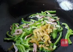 Illustration of how to make claypot rice with green pepper, mustard mustard and meat 4