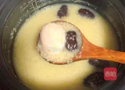 Illustration of how to make Angelica, Astragalus and Millet Porridge (blood-tonifying and qi-tonifying medicinal diet) 8