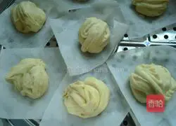 Illustration of how to make salt and pepper rolls 9