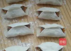 Illustration of how to make diced mutton and carrot pot stickers 6