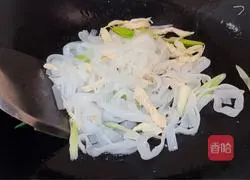 Illustration of how to make fried rice noodles with shredded chicken 6