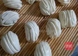 Illustration of how to make Thousand Layer Rolls 13