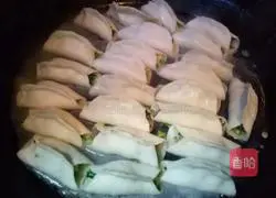 Illustration of how to make three fresh pot stickers 12